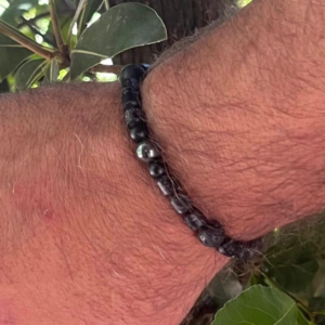 Modelos masculinos: Pulsera con piedra volcánica y hematite.